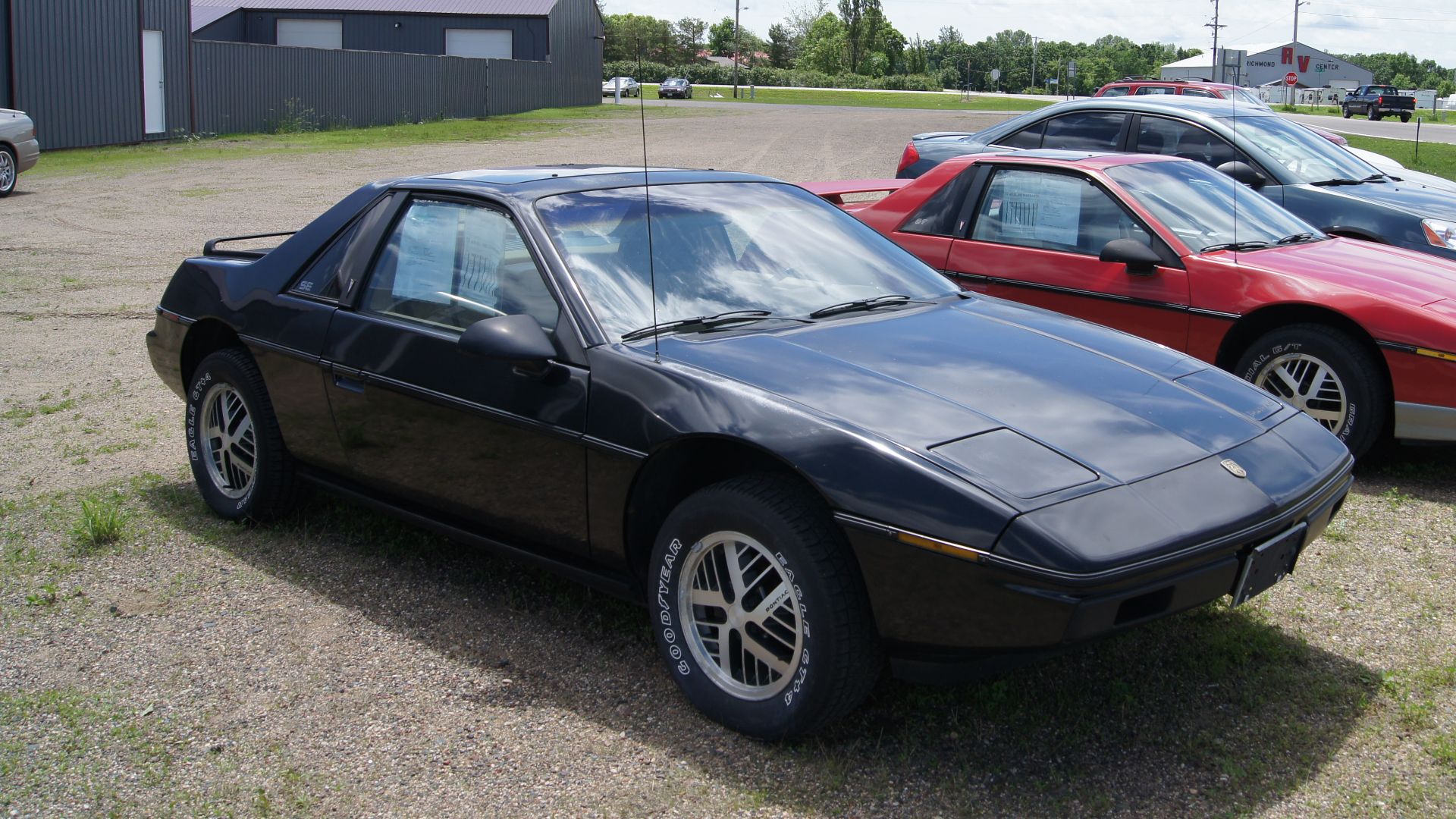 File:Pontiac Fieros 84 2M4 & 86 GT (9139886108).jpg