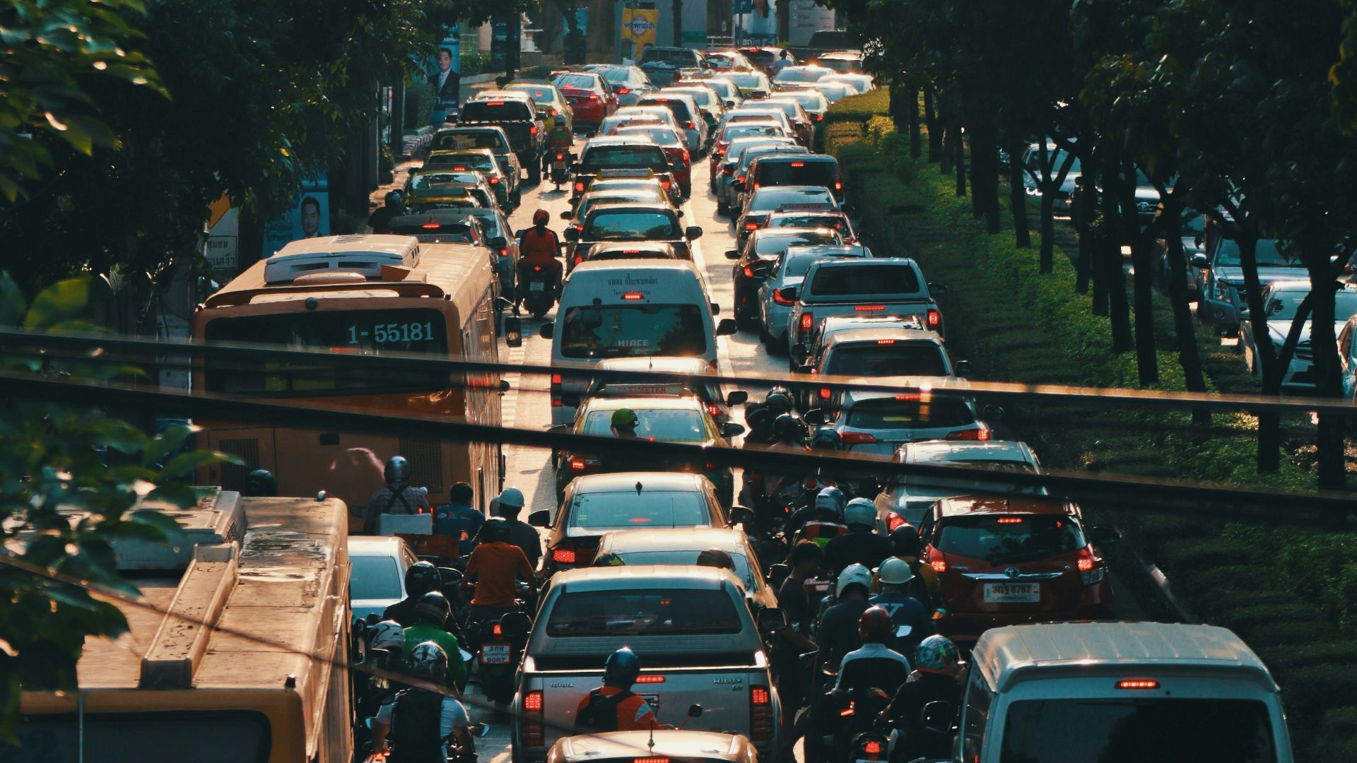 a busy street filled with lots of traffic