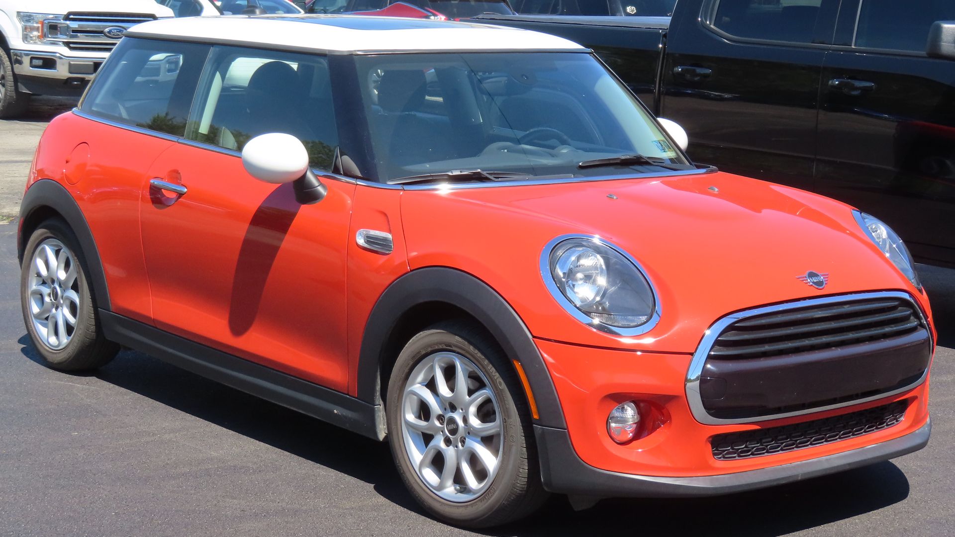 File:2019 Mini Hardtop 2-door Cooper, front right, 06-16-2024.jpg