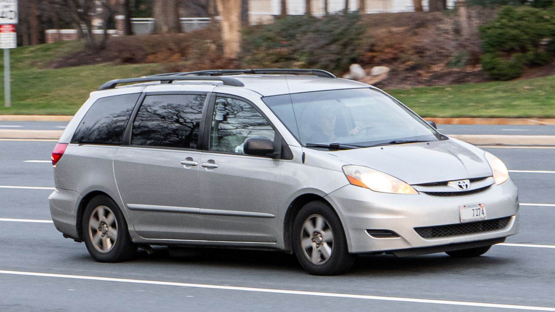 File:Toyota Sienna (XL20) Washington DC Metro Area, USA.jpg