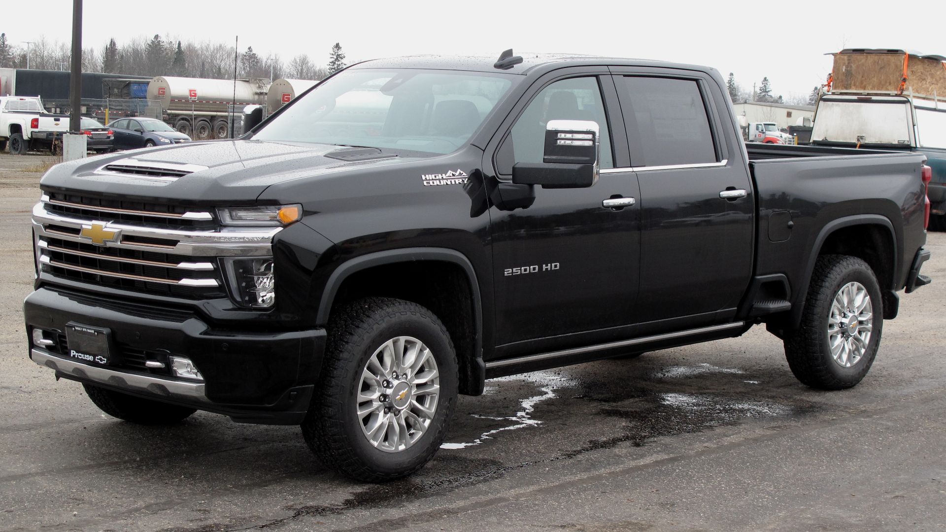 File:2022 Chevrolet Silverado 2500HD High Country, Front Left, 11-21-2021.jpg