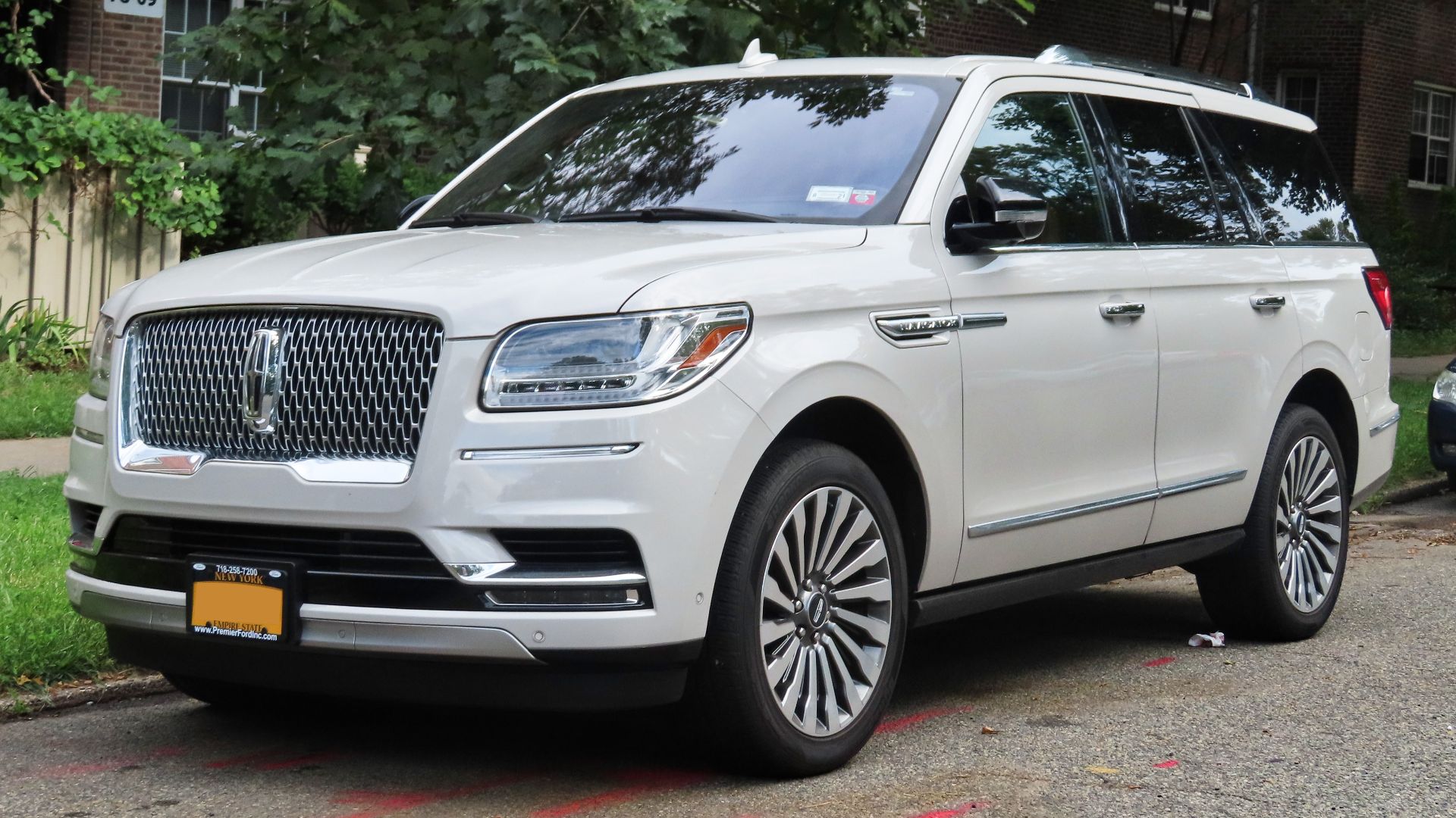 File:2019 Lincoln Navigator 'Reserve', front 8.29.20.jpg