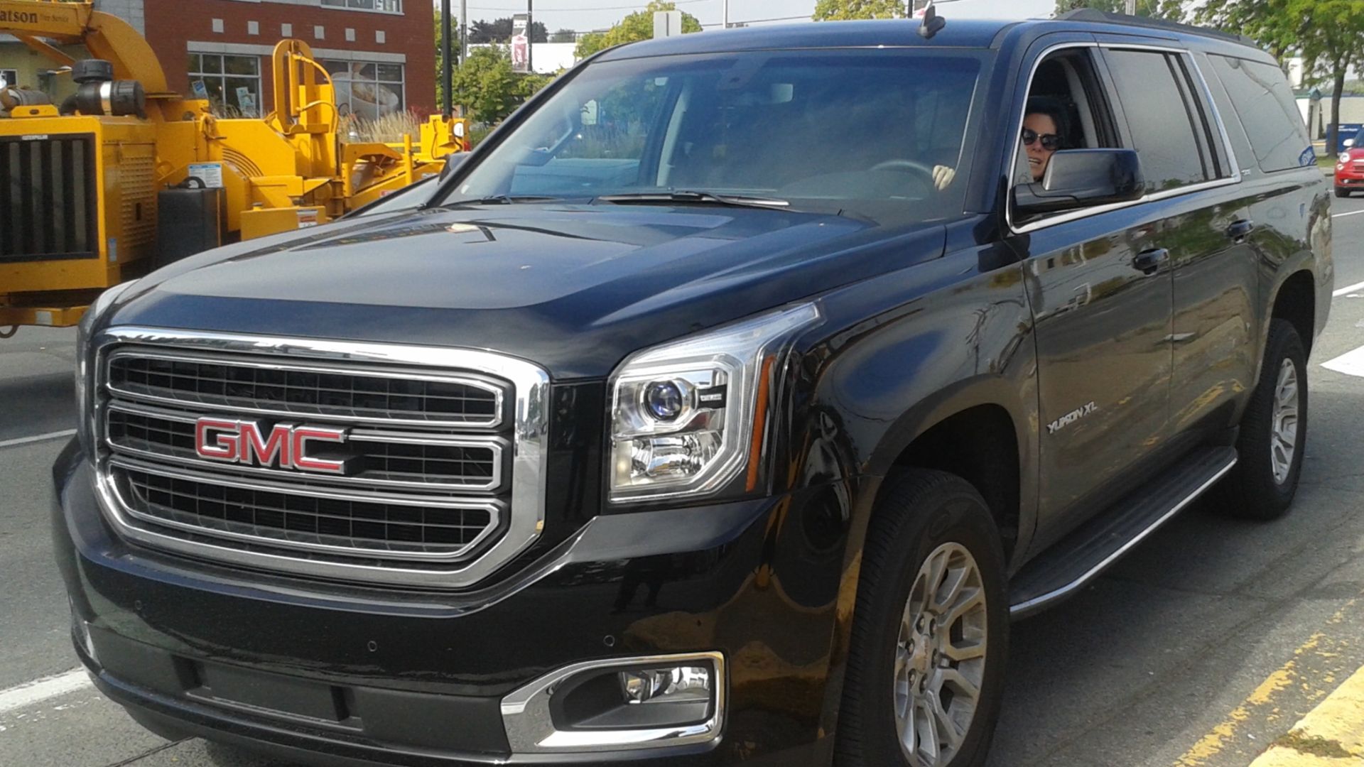 File:'15 GMC Yukon XL.jpg