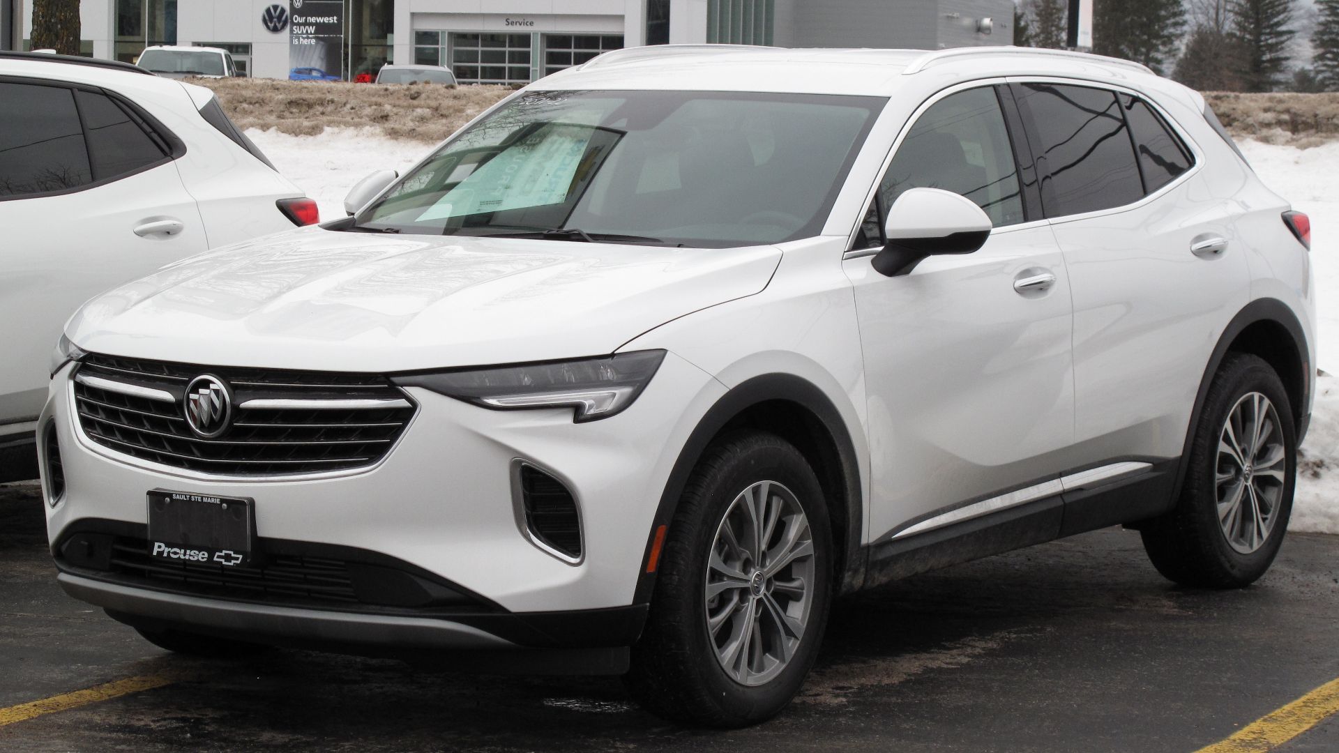 File:2022 Buick Envision Preferred in Summit White, Front Left, 12-25-2021.jpg