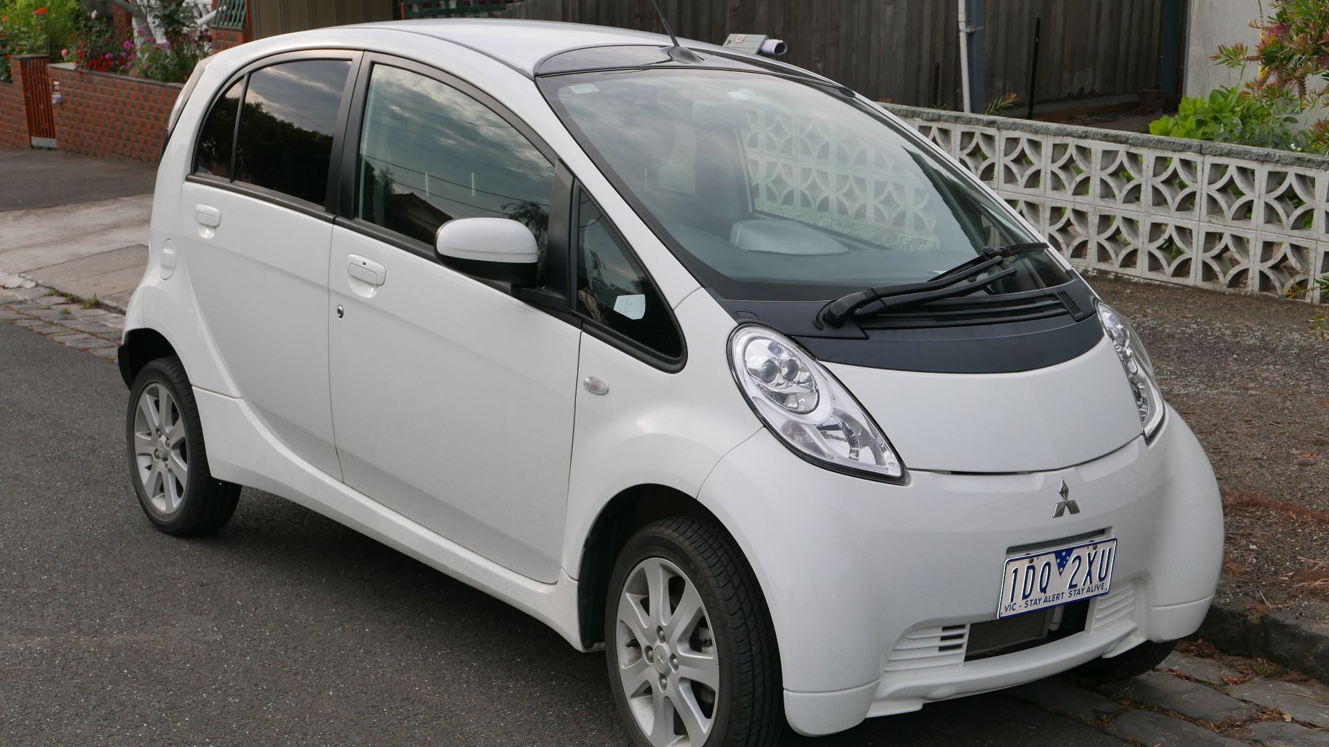 File:2010 Mitsubishi i-MiEV (GA MY10) hatchback (2015-11-11) 01.jpg
