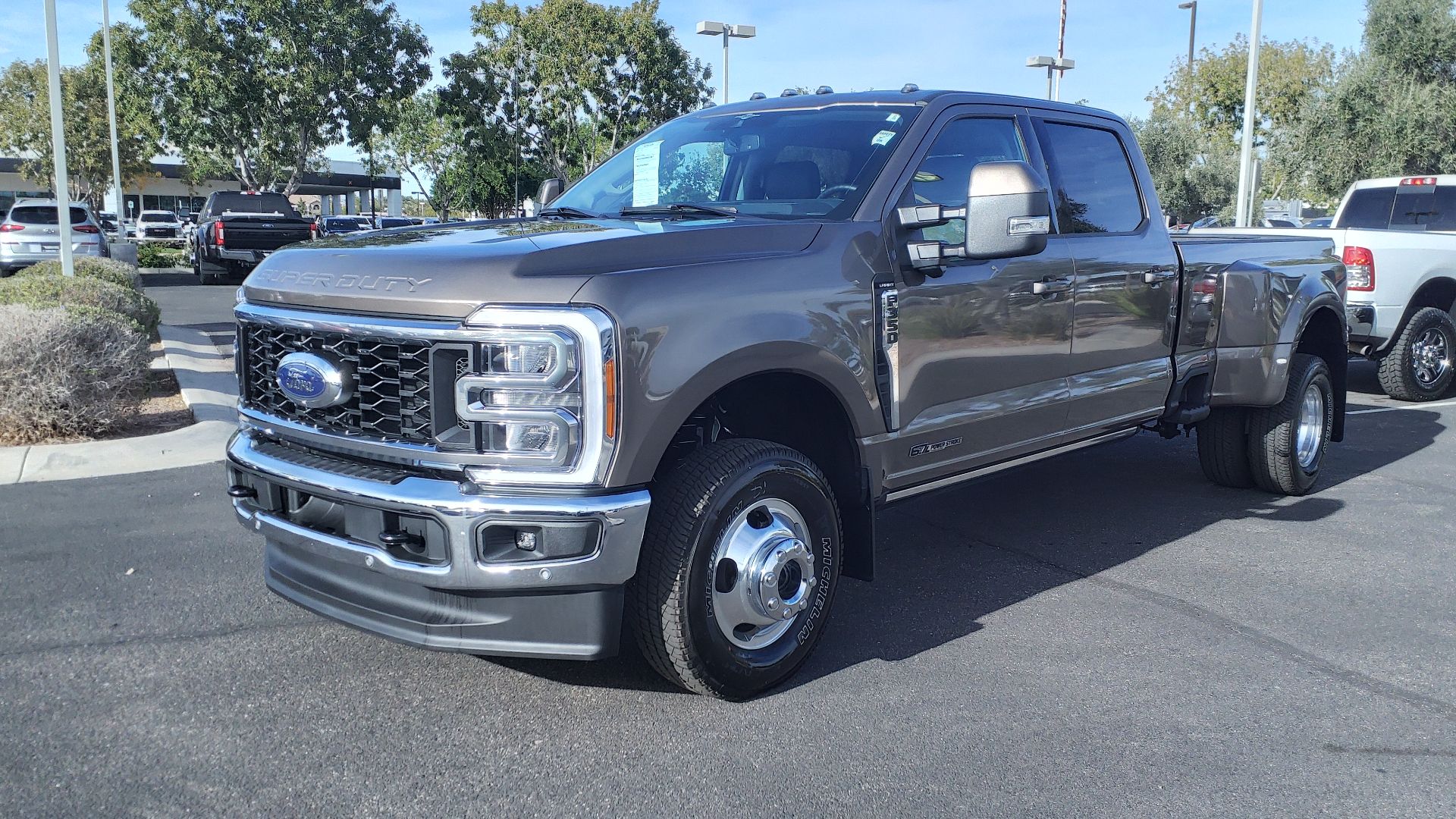 File:23 Ford F-350 Super Duty Lariat.jpg