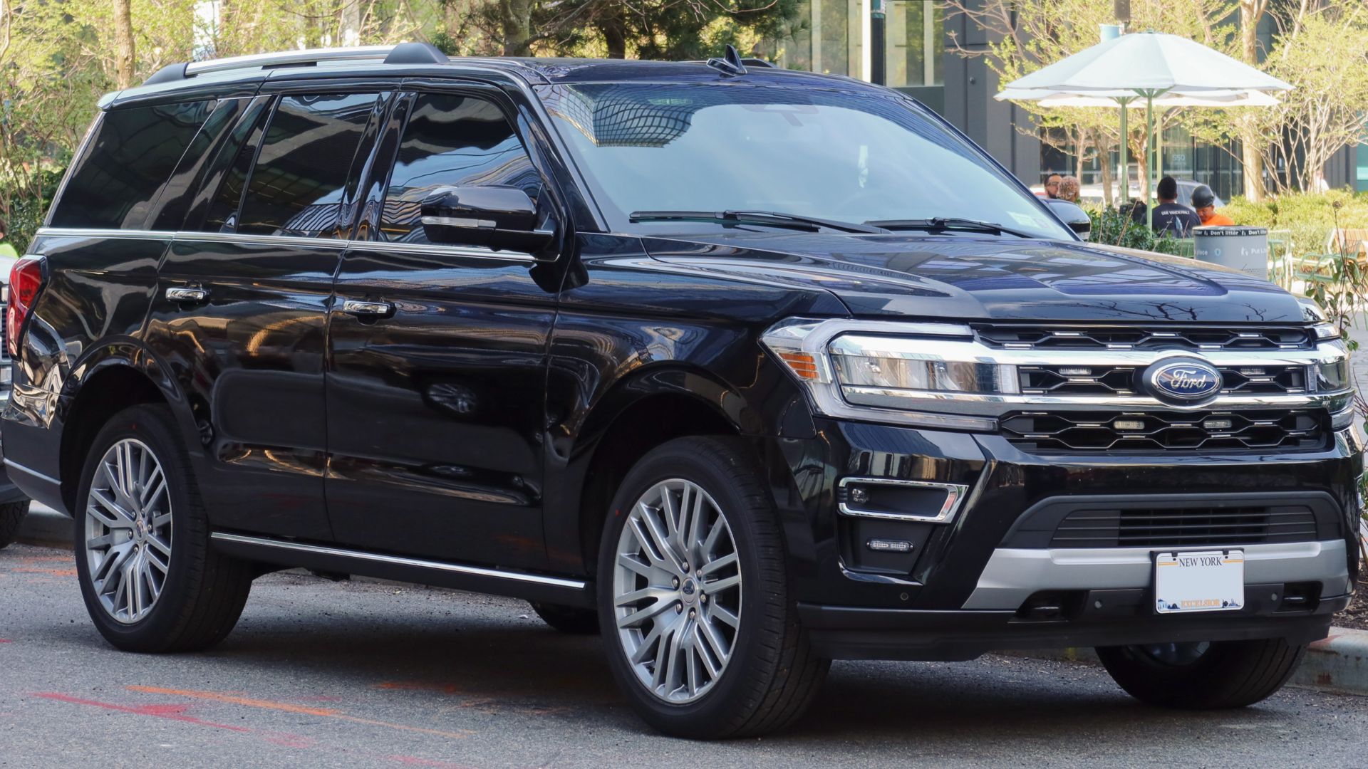 File:2022 Ford Expedition Platinum unmarked unit, front 4.14.23.jpg