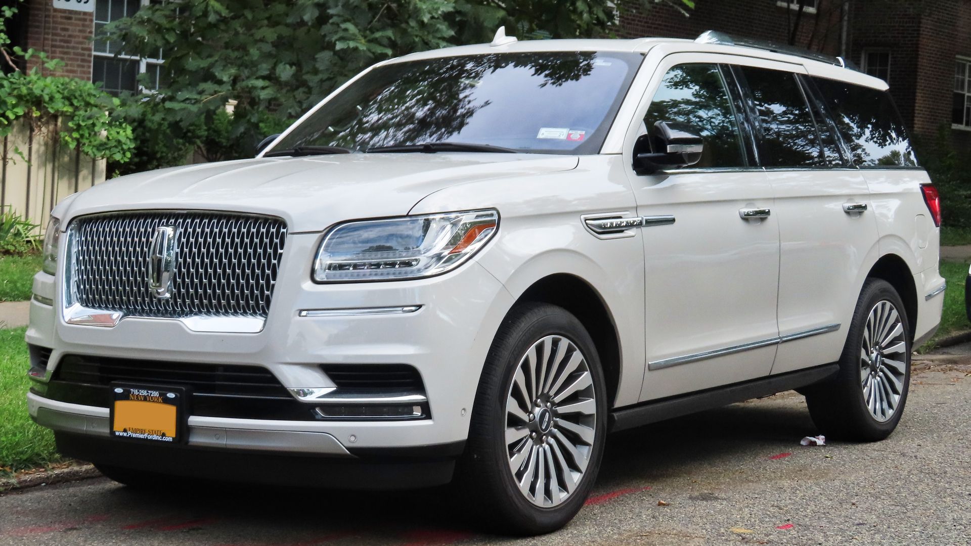 File:2019 Lincoln Navigator 'Reserve', front 8.29.20.jpg