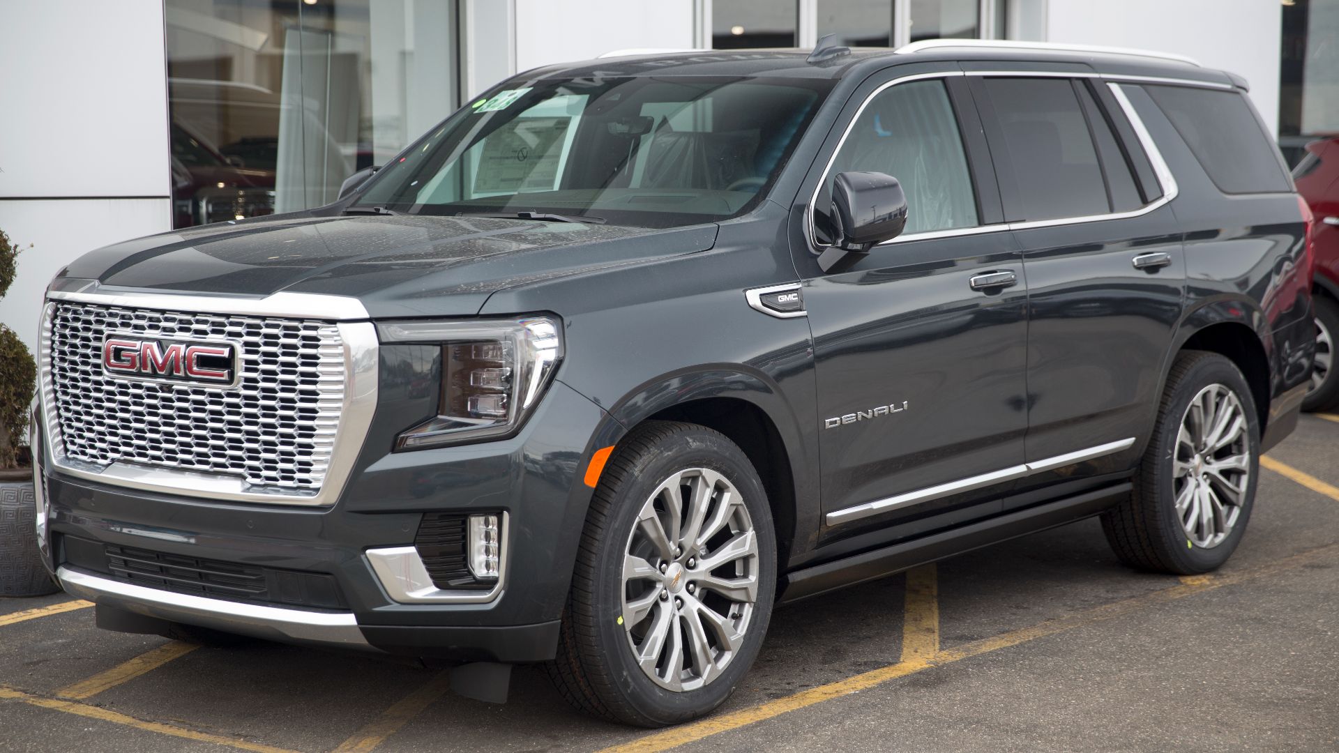 File:2021 GMC Yukon Denali in Hunter Metallic, front left.jpg