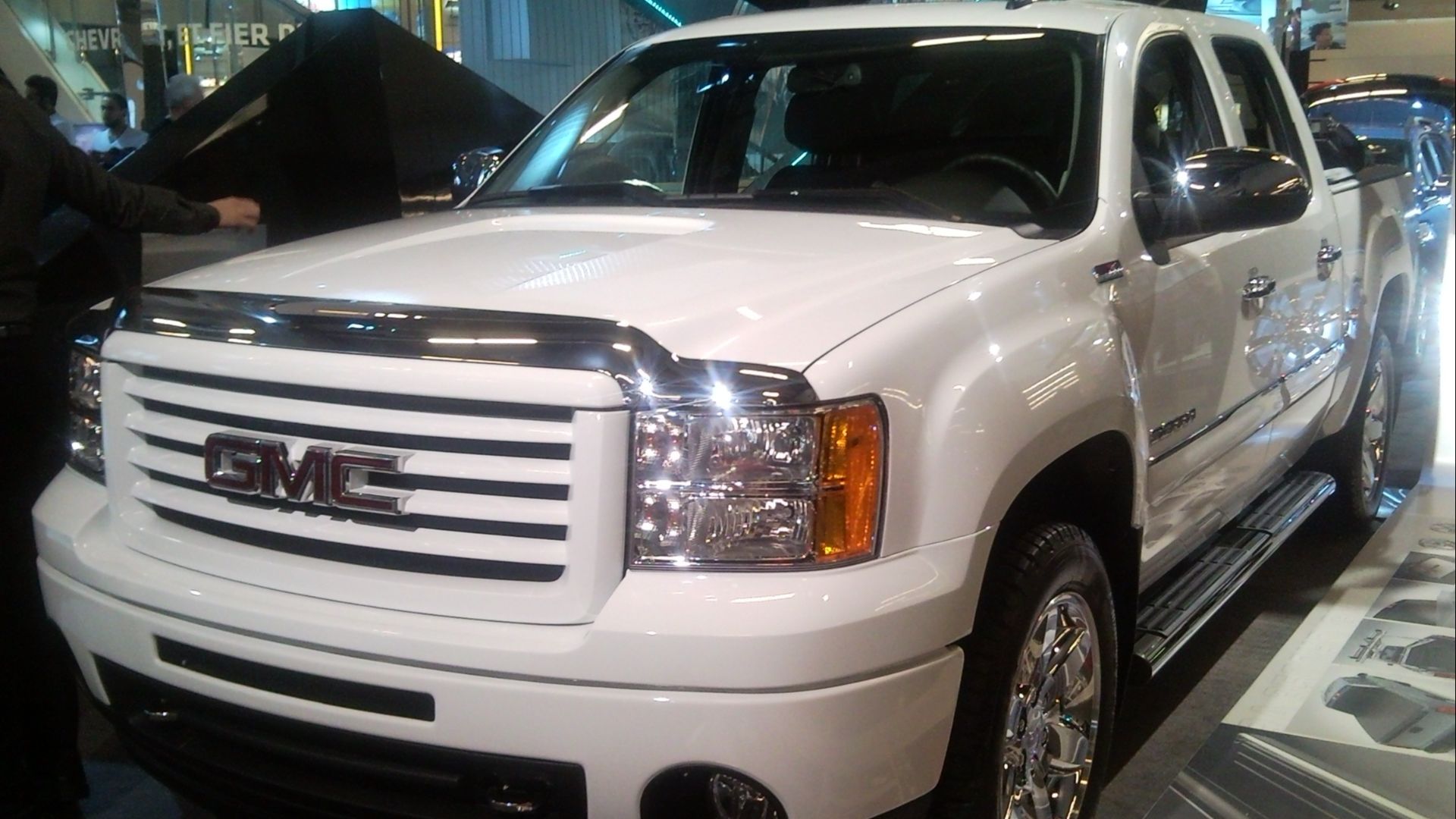 File:'12 GMC Sierra 1500 Crew Cab (MIAS '12).jpg