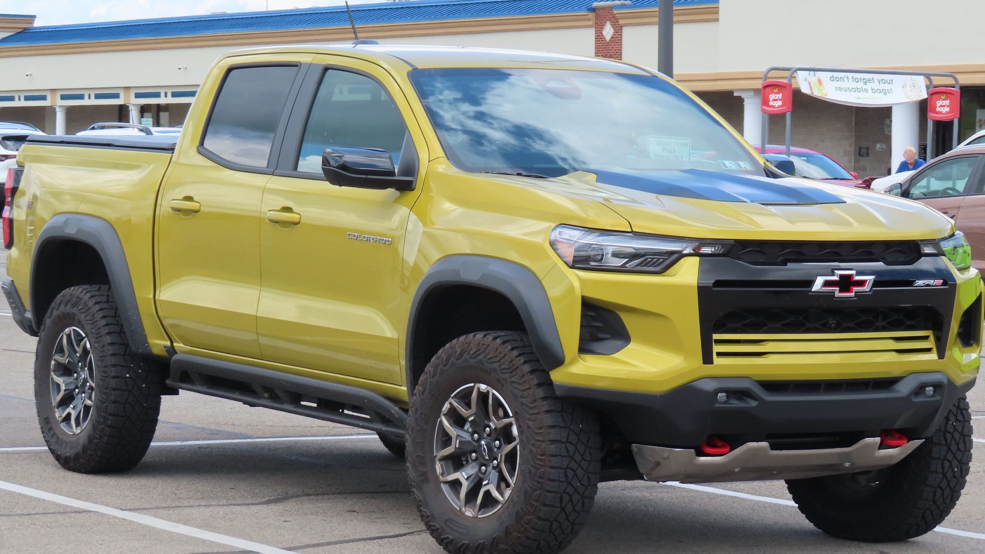 File:2024 Chevrolet Colorado ZR2, front right, 07-18-2024.jpg