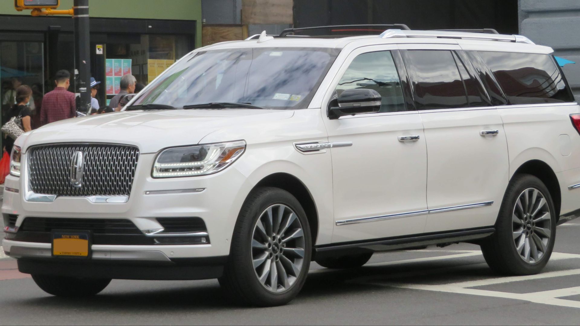 File:2018 Lincoln Navigator front 9.22.18.jpg