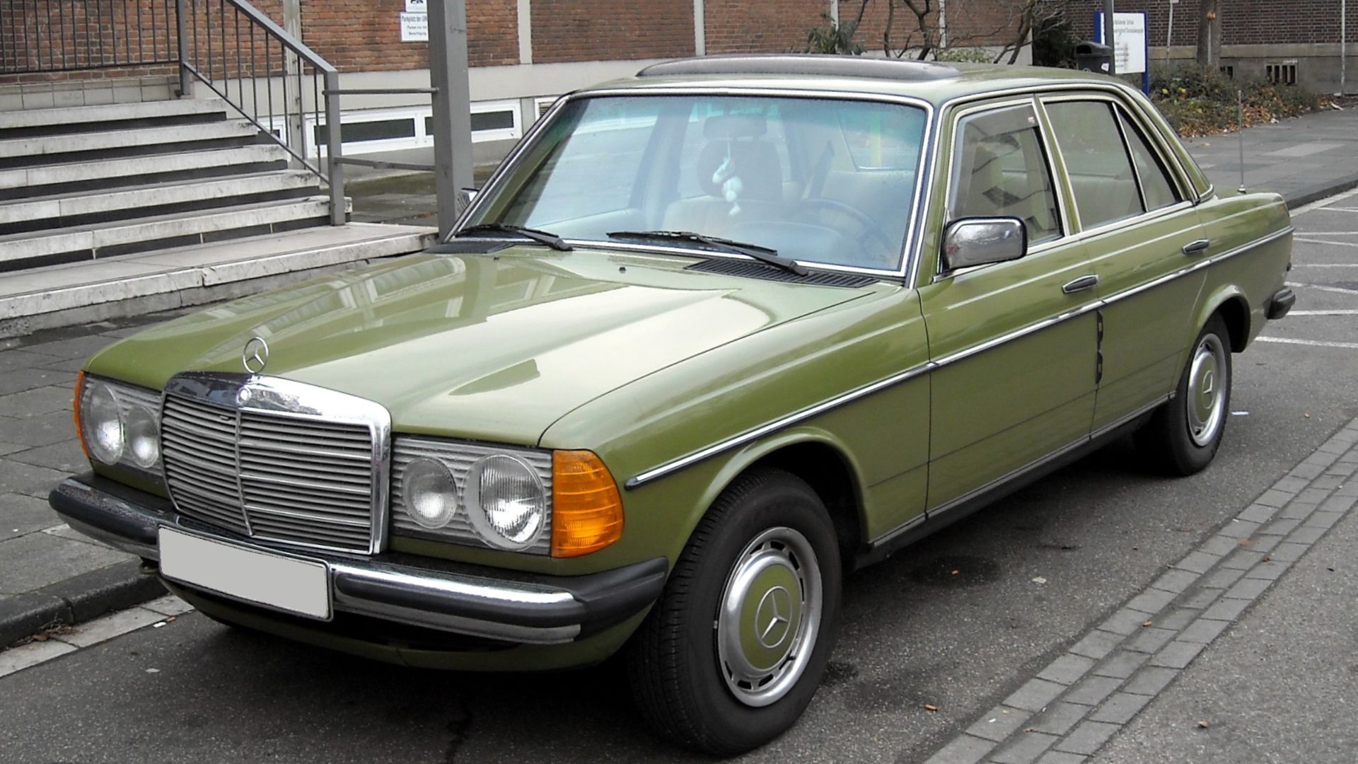 File:Mercedes-Benz W123 front 20081125.jpg