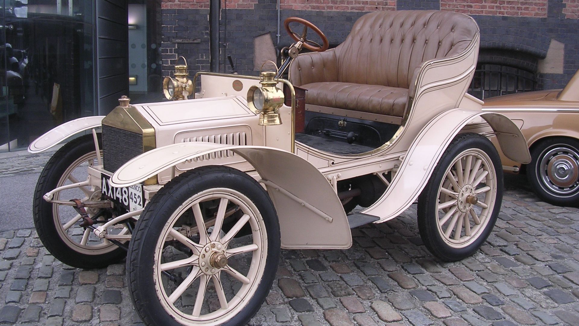 File:Rolls-Royce 1011288360.jpg