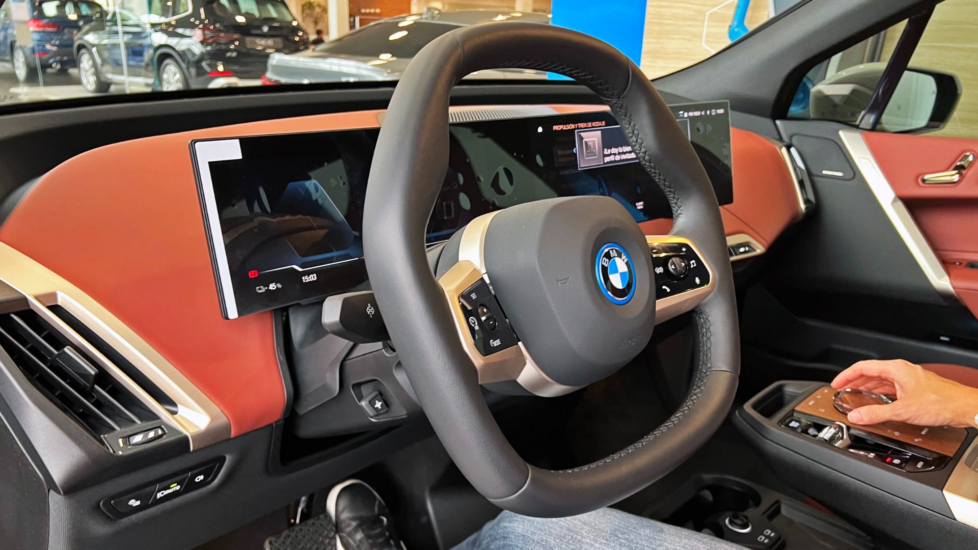File:BMW iX Dashboard CRI 04 2022 5612.jpg