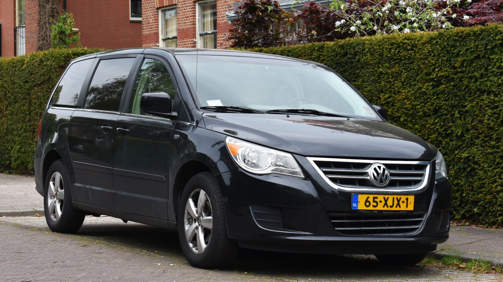 File:Volkswagen Routan (49878927522).jpg