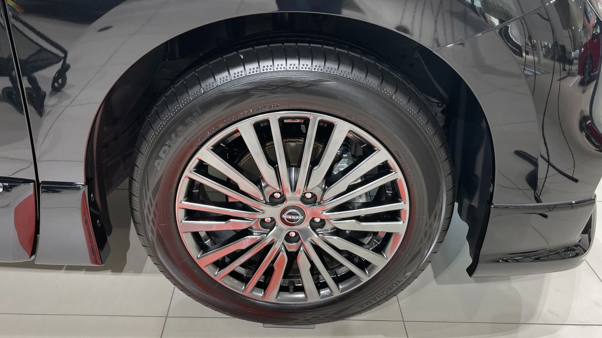 File:The tire wheel of Nissan ELGRAND 250 Highway STAR PREMIUM Urban Chrome (5BA-TE52).jpg