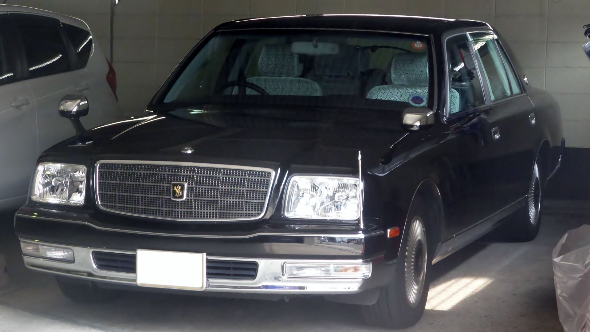 File:Toyota CENTURY (GZG50) front.JPG