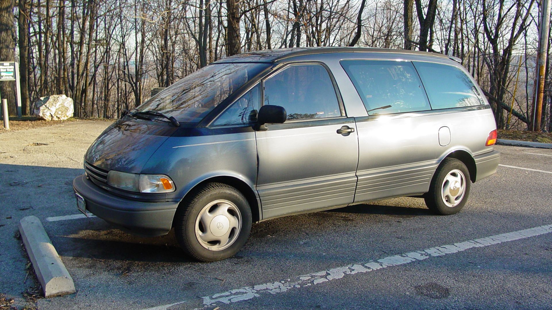 File:Toyota Previa at Mill Mountain Park (01).png