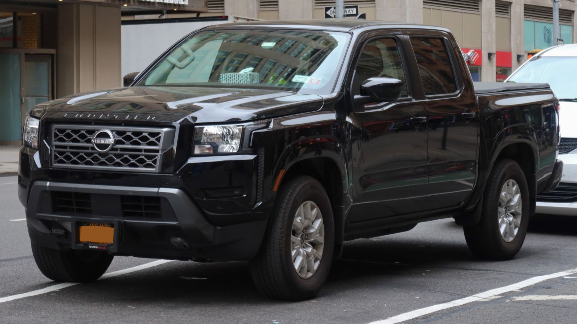 File:2022 Nissan Frontier, front 4.27.23.jpg