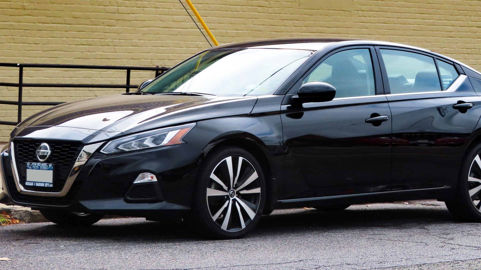 File:2019 Nissan Altima SR AWD, front 9.30.19.jpg