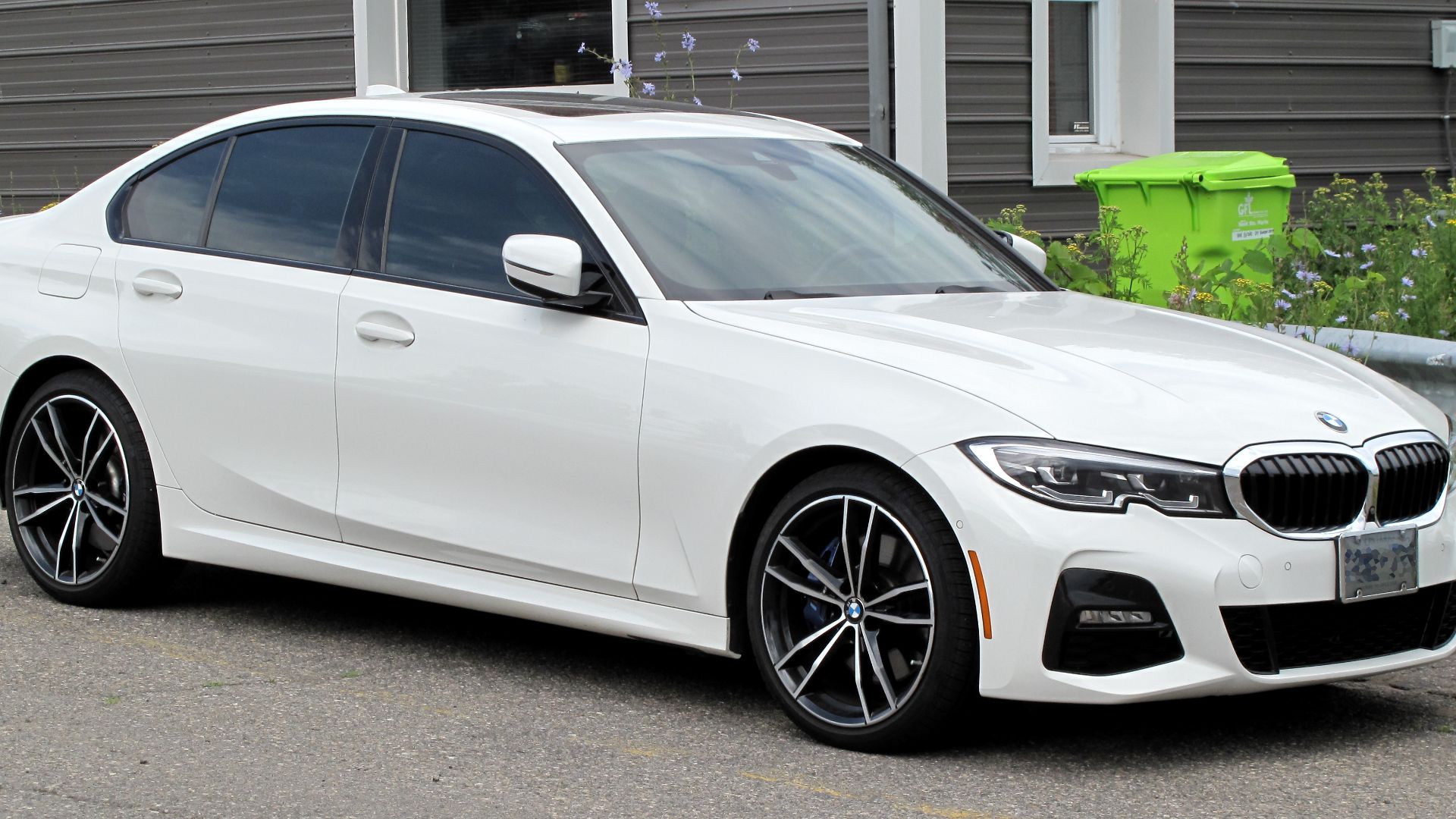 File:2020 BMW 330i xDrive in Mineral White, Front Right, 07-19-2022.jpg