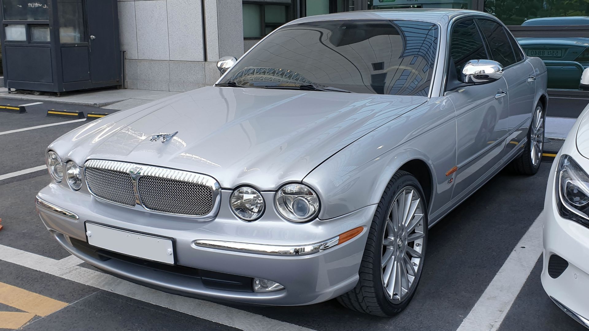File:Jaguar XJ X358 silver (1).jpg