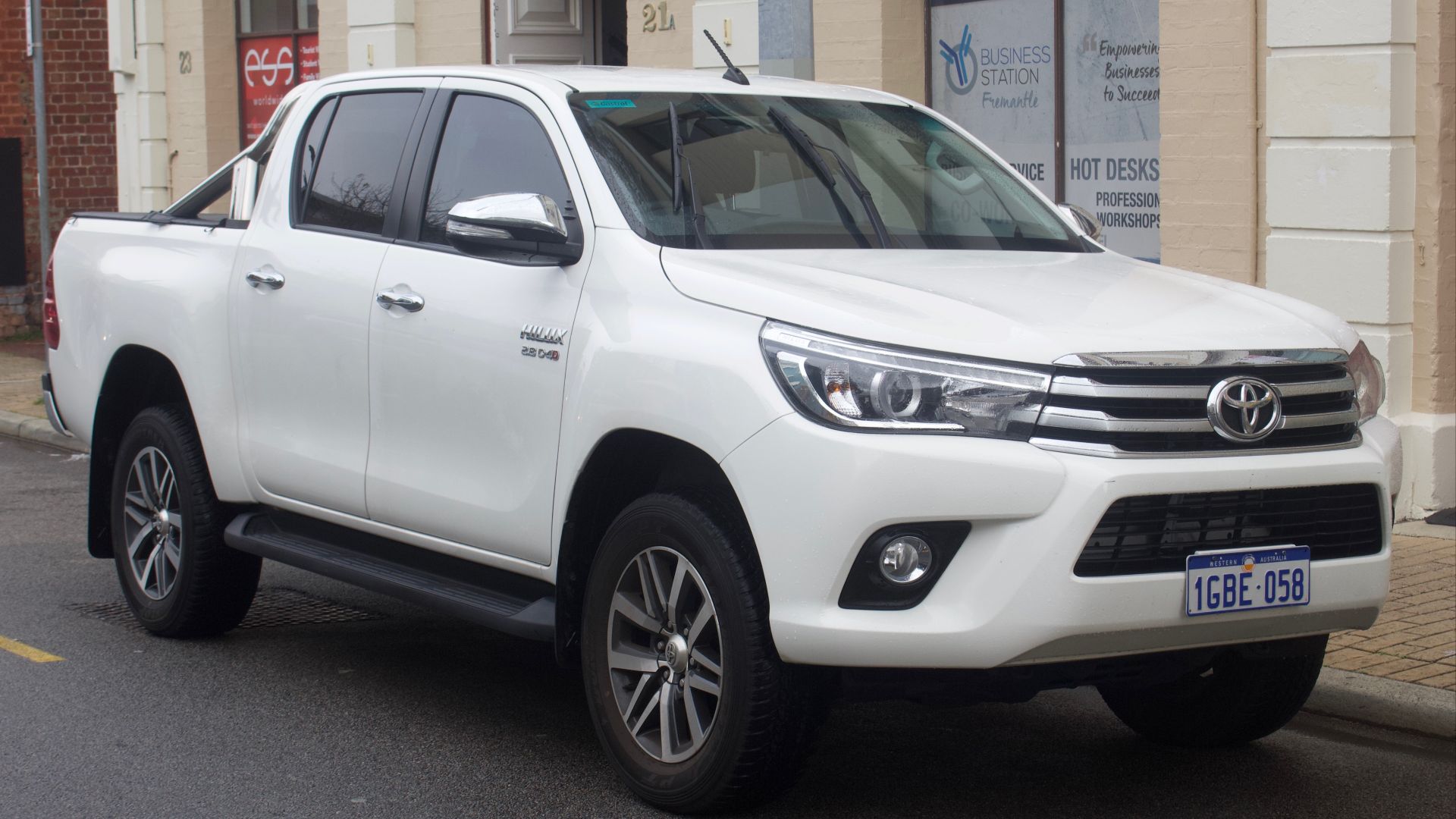 File:2016 Toyota HiLux (GUN136R) SR5 4-door utility (2018-09-03) 01.jpg