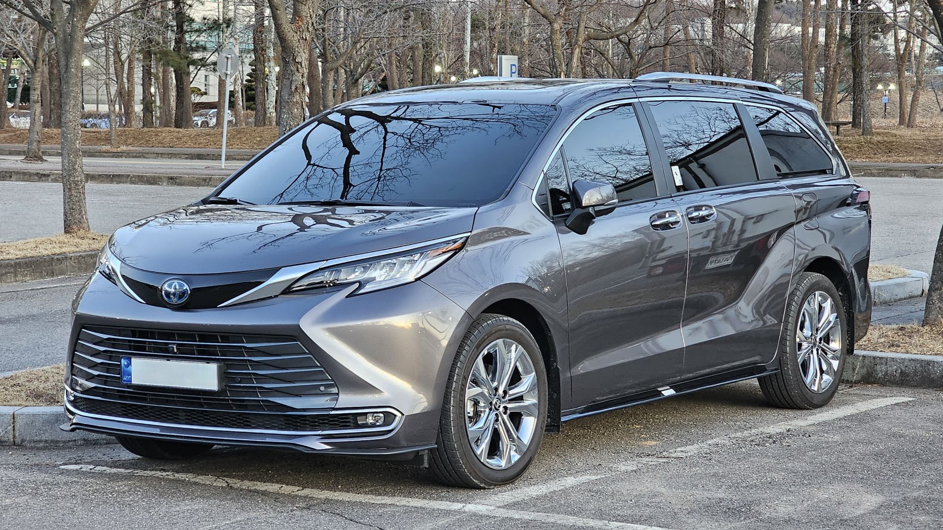 File:Toyota Sienna Hybrid Limited XL40 Gray Mica Metallic (12).jpg