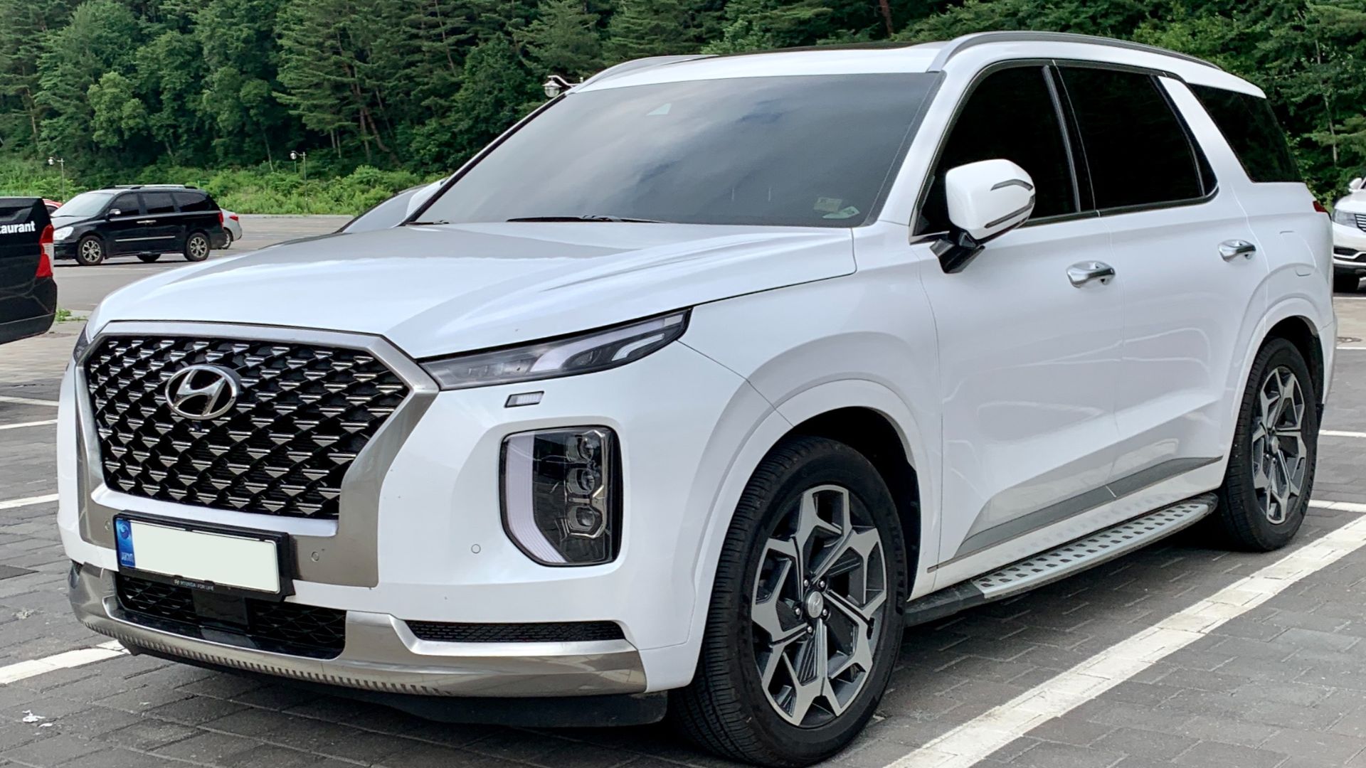 File:Hyundai Palisade Calligraphy in White (front left).jpg