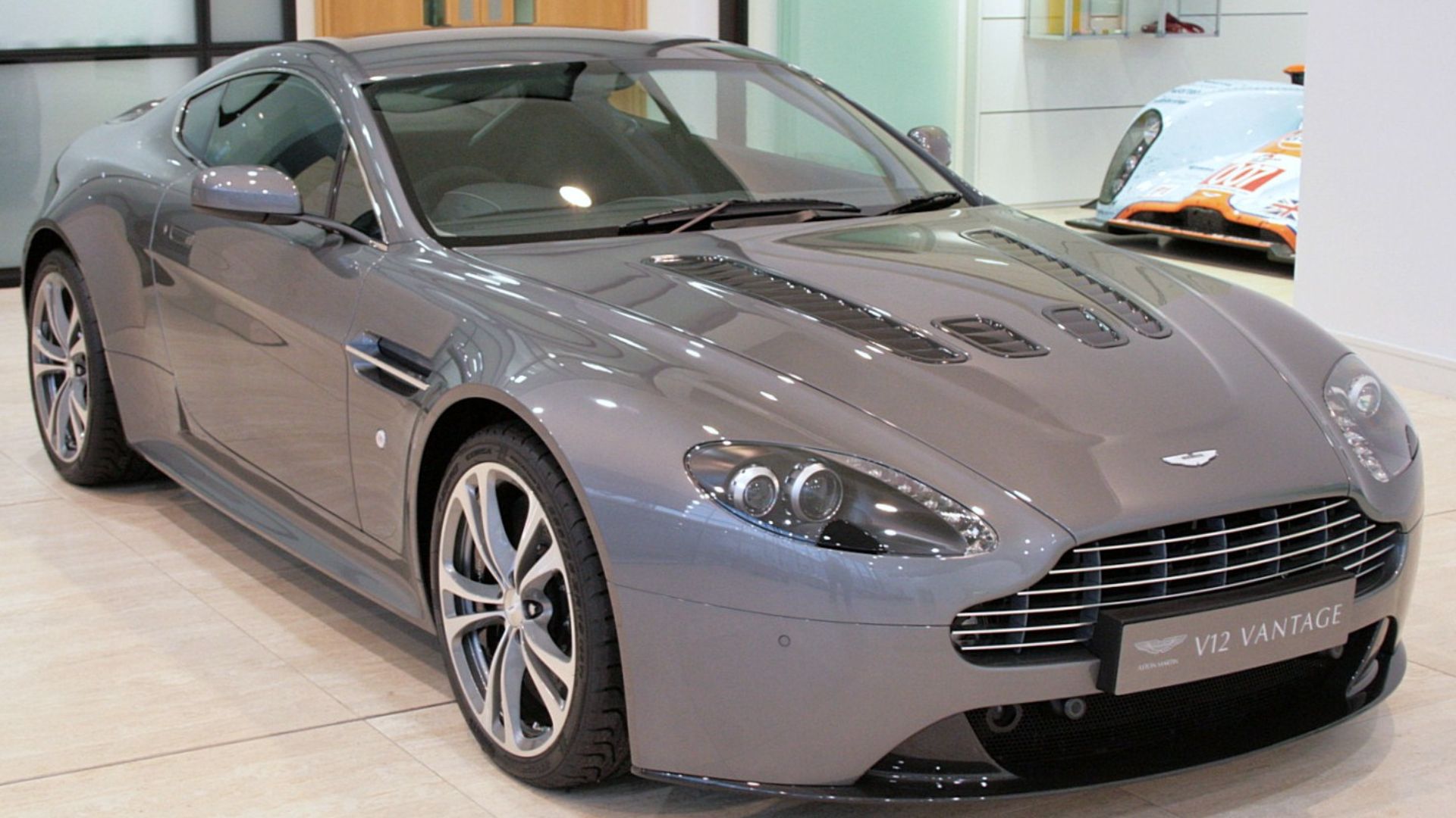 File:2009-11-05 Grey Aston Martin V12 Vantage.jpg