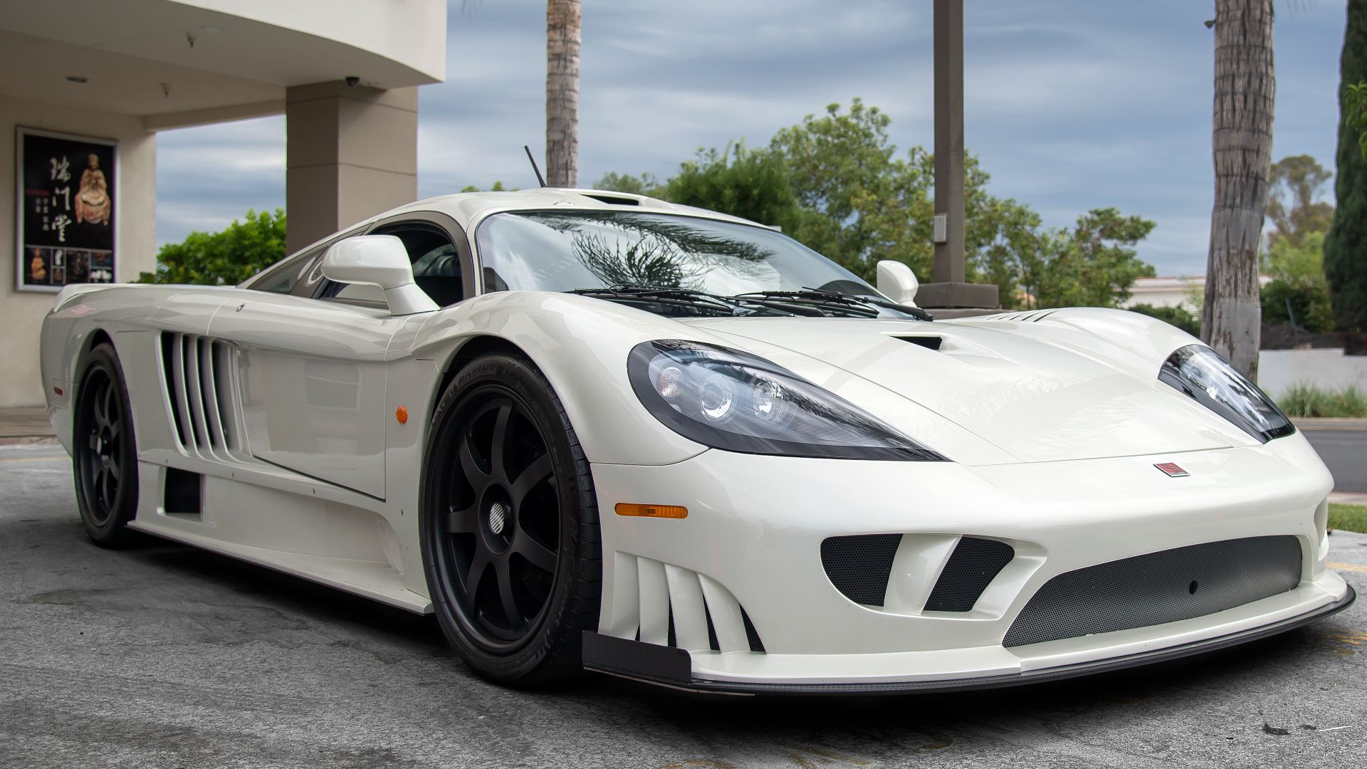 File:White (Bianco Fuji) Saleen S7 Twin Turbo (19894603162).jpg