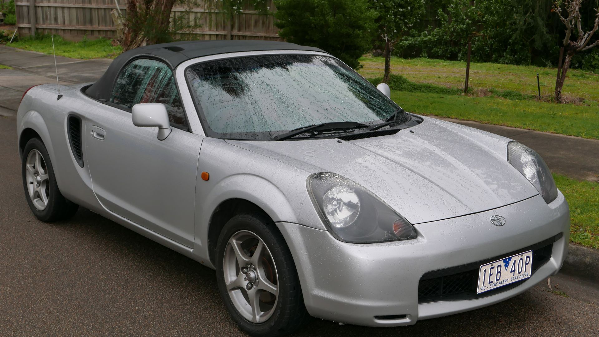 File:2002 Toyota MR2 (ZZW30R) Spyder convertible (2015-08-07) 01.jpg