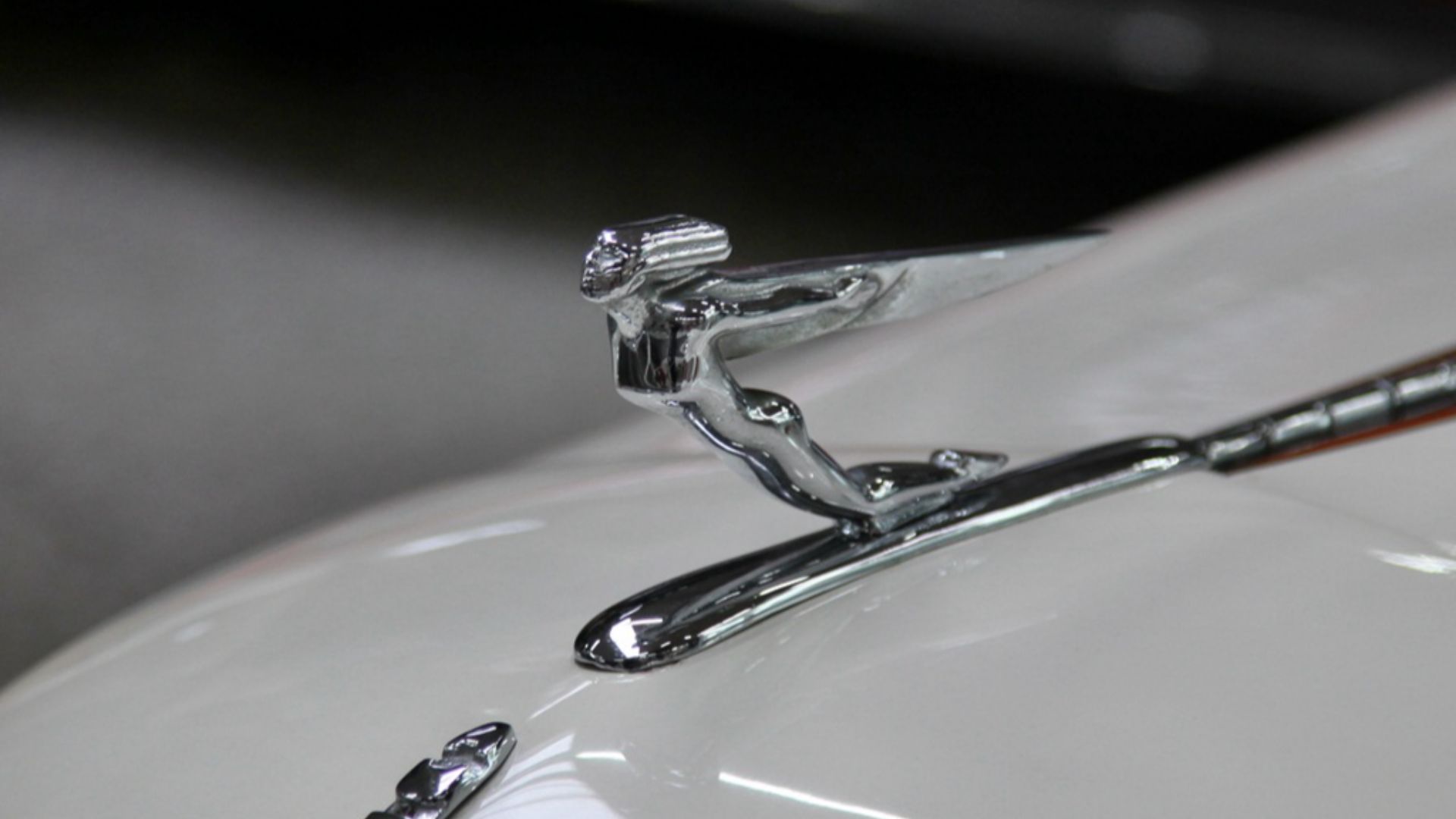File:Auburn hood ornament.JPG