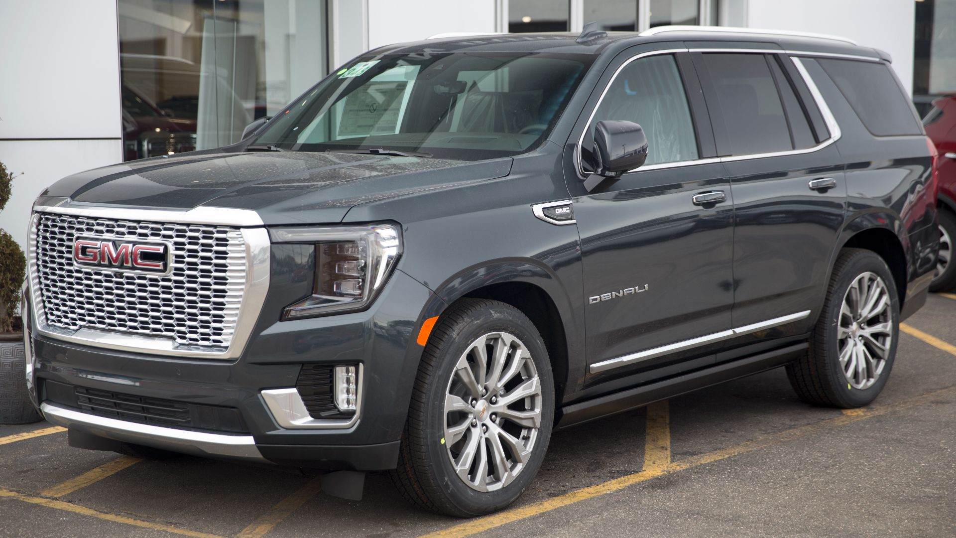 File:2021 GMC Yukon Denali in Hunter Metallic, front left.jpg