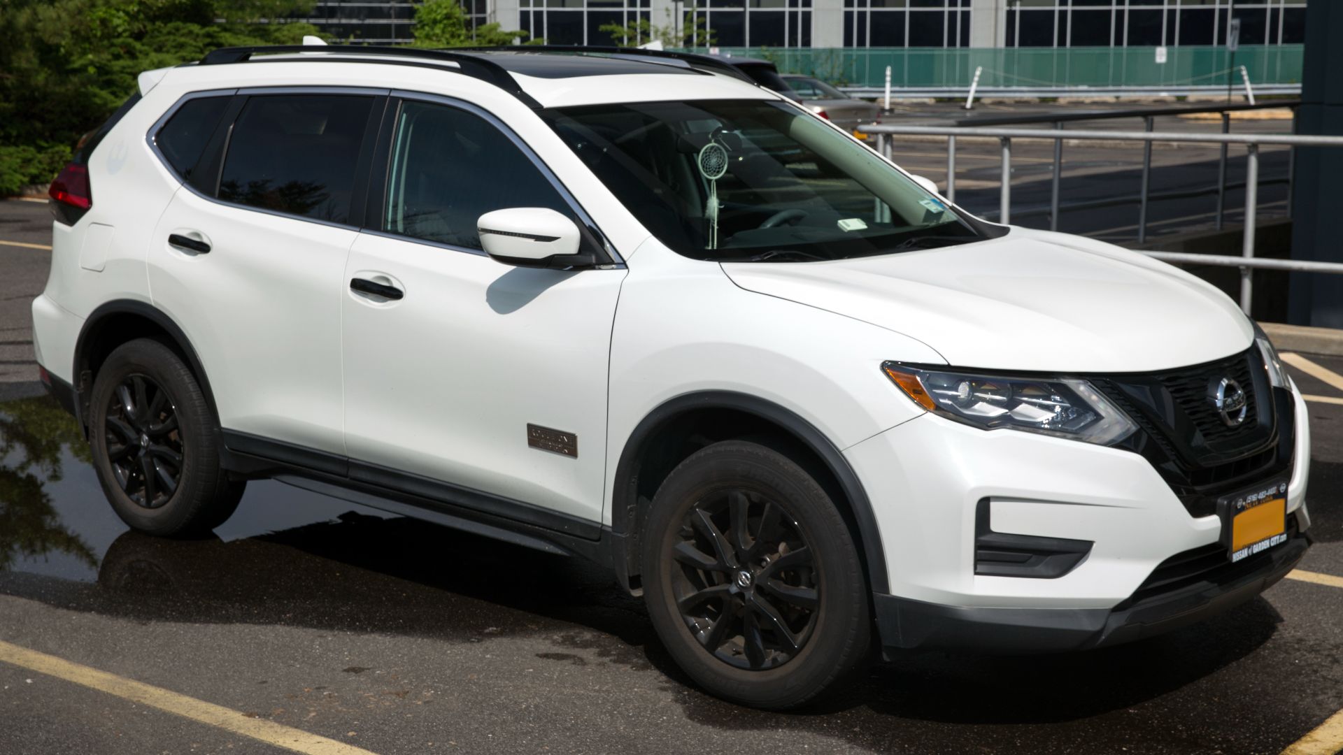 File:2017 Nissan Rogue Star Wars Limited Edition, front right in Glacier White.jpg