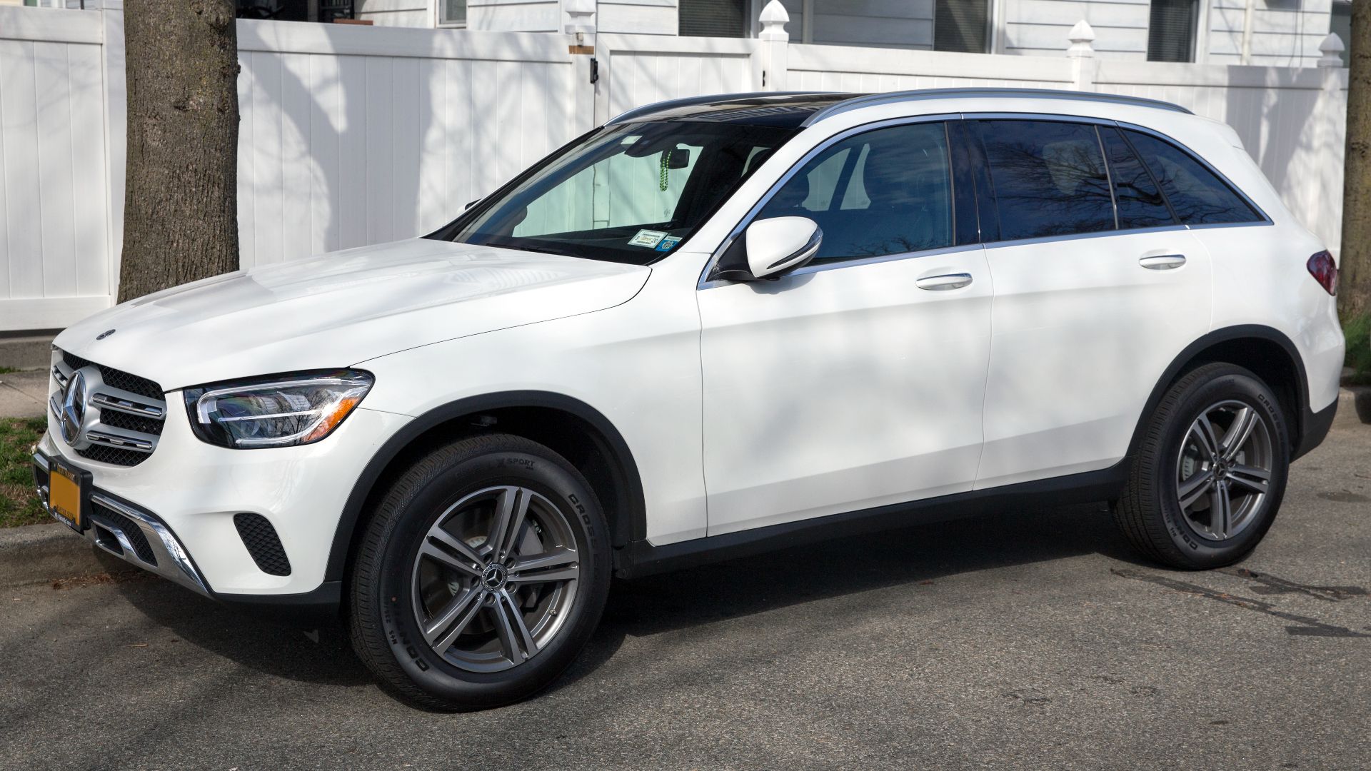 File:2020 Mercedes-Benz GLC 300 4MATIC in Polar White, front left.jpg