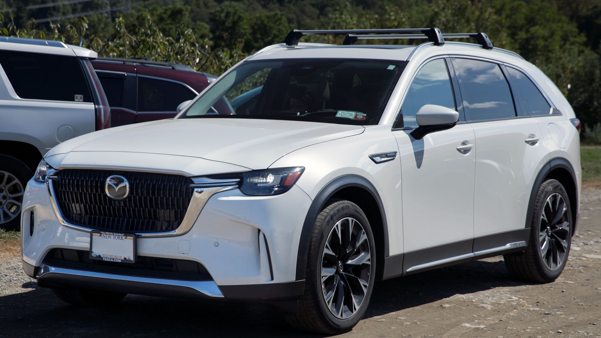 File:2024 Mazda CX-90 PHEV Premium in Rhodium White Metallic, front left.jpg