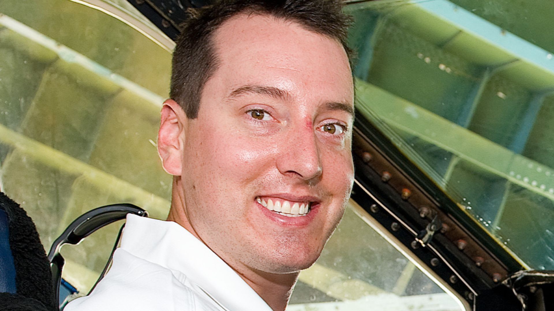 File:Kyle Busch visits Dover AFB 130911-F-BO262-015.jpg