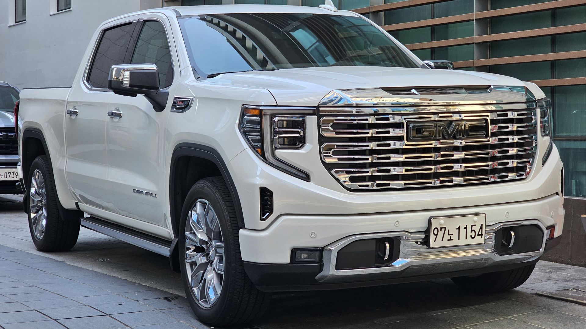 File:GMC Sierra 1500 Denali 6.2L Crew Cab GMTT1XX Avalon White Pearl (3).jpg