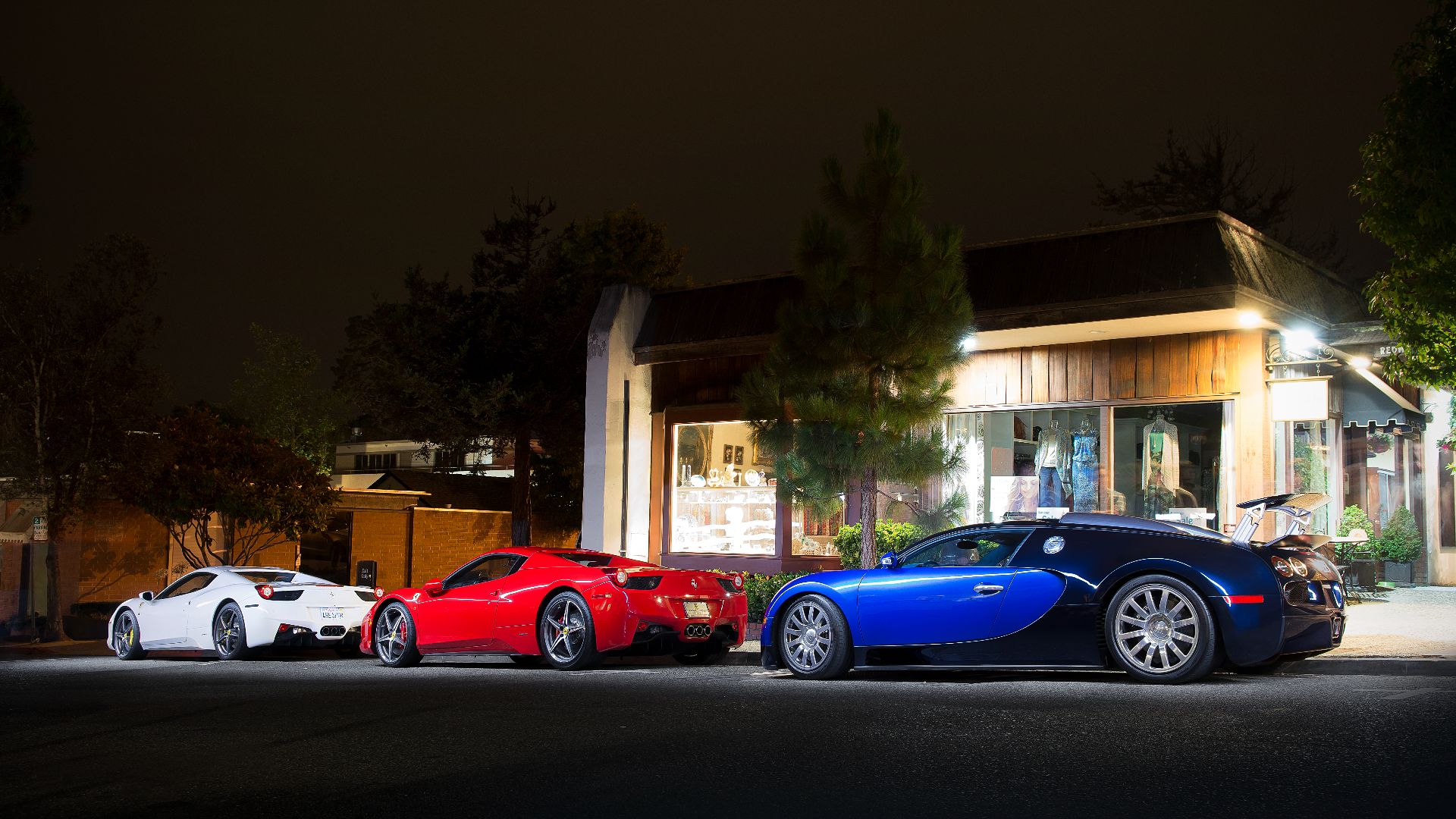 File:Ferrari 458 Italia Spider x 2 and Bugatti Veyron (15120052991).jpg