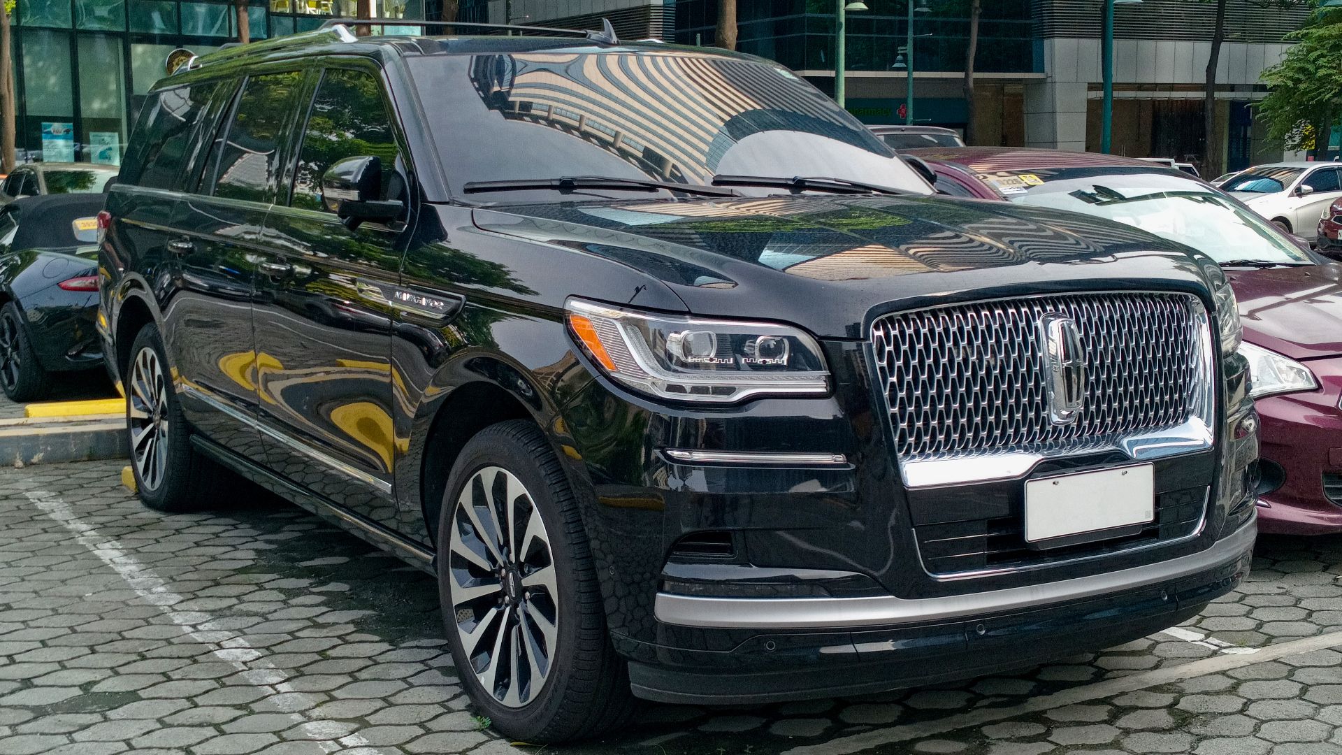 File:2023 Lincoln Navigator L Black Label in Infinite Black, front right, 07-27-2024.jpg