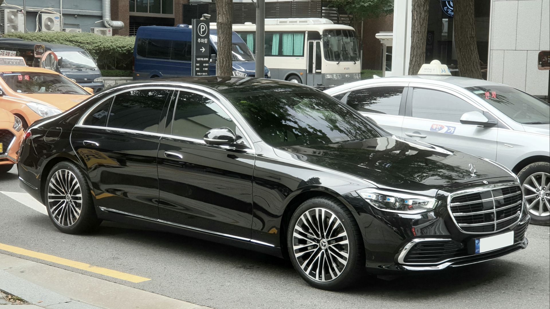 File:Mercedes-Benz S580 W223 black (1).jpg