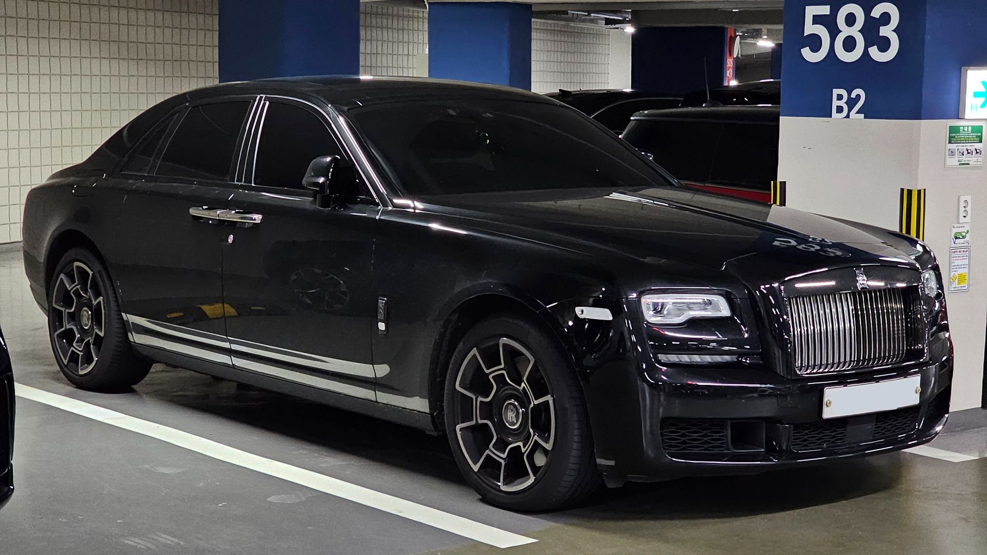 File:Rolls-Royce Ghost Black Badge I Series II Black (7).jpg