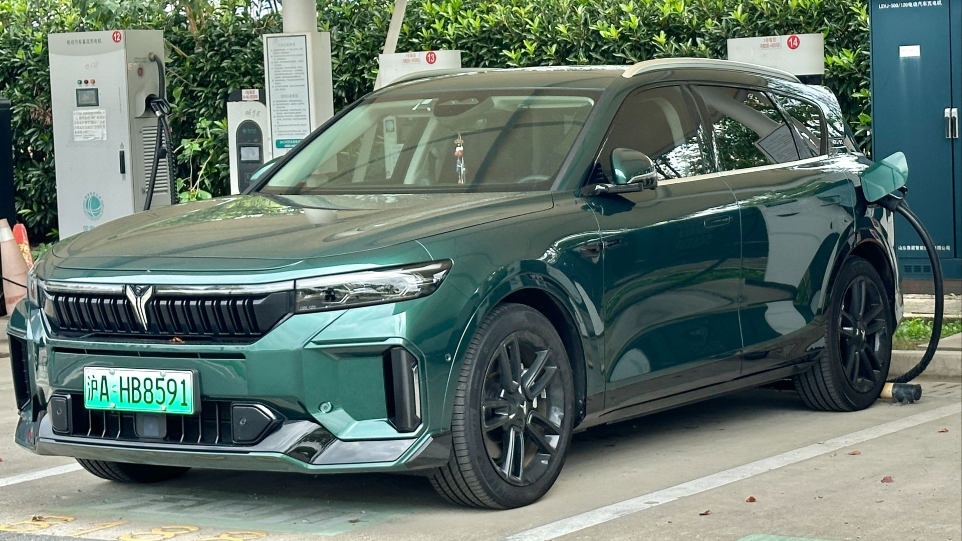 File:Voyah Free facelift 002.jpg