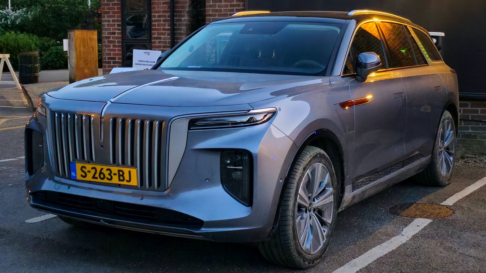 File:2024 Hongqi E-HS9.jpg