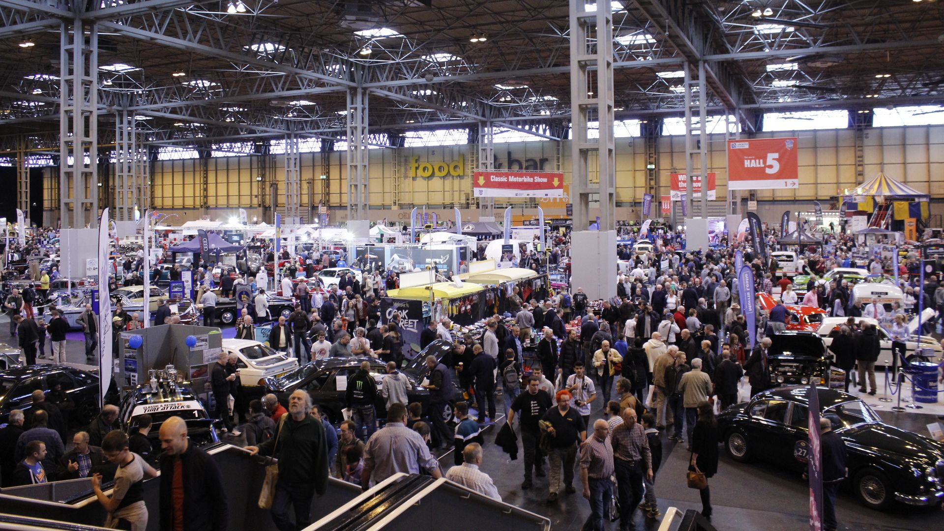 File:The Crowd on Sunday at the NEC Classic car show (23077881295).jpg