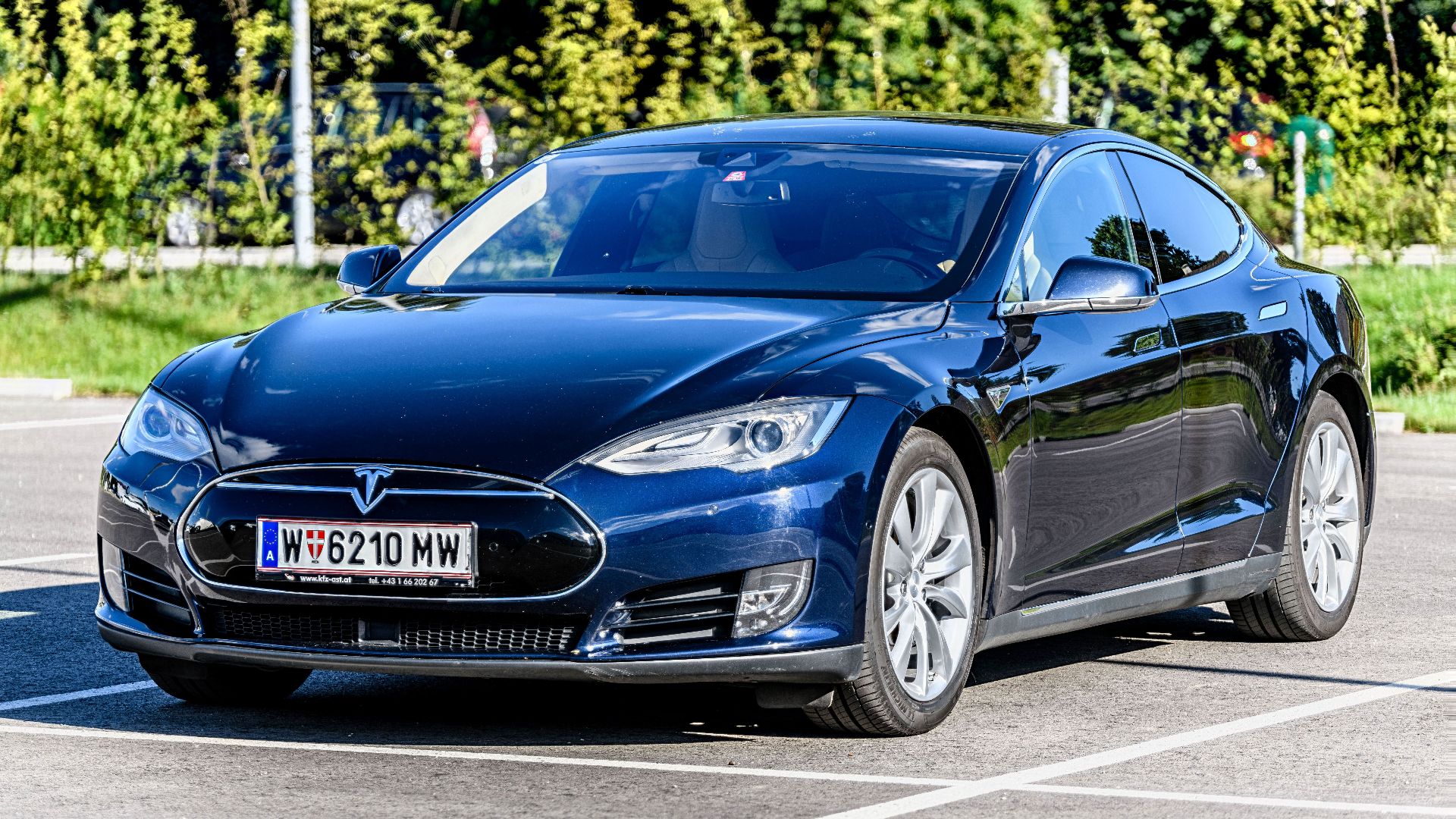 File:20180630 Tesla Model S 70D midnight blue left front Tesla Model S 70D 2015 front left 2.jpg