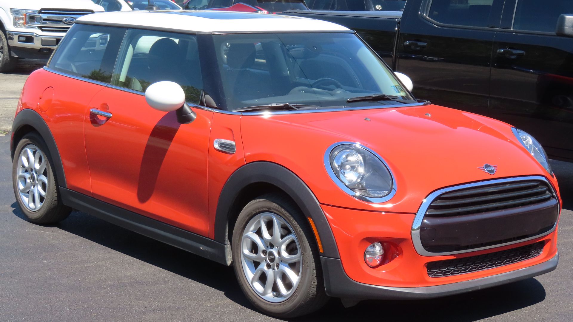 File:2019 Mini Hardtop 2-door Cooper, front right, 06-16-2024.jpg
