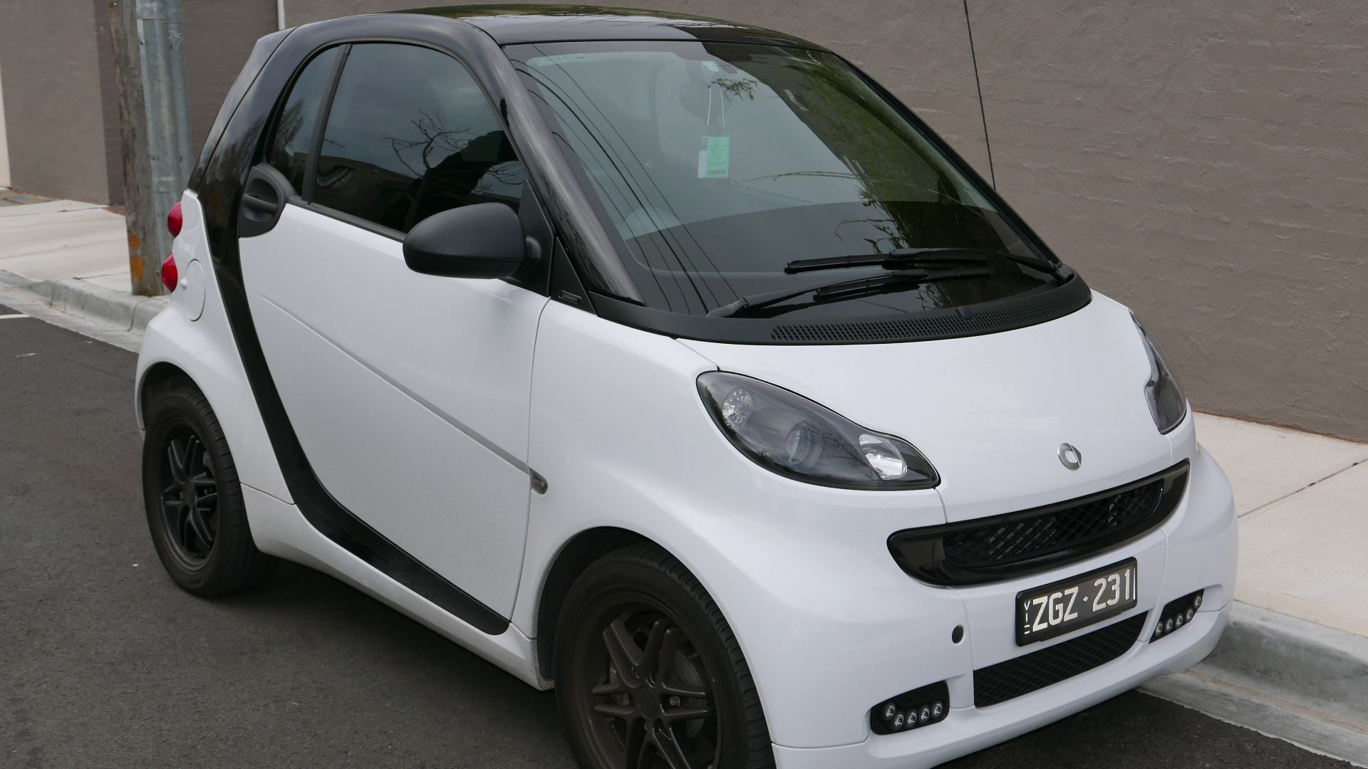 File:2012 smart fortwo (C 451 MY11) passion domino edition mhd coupe (2015-09-12) 01.jpg
